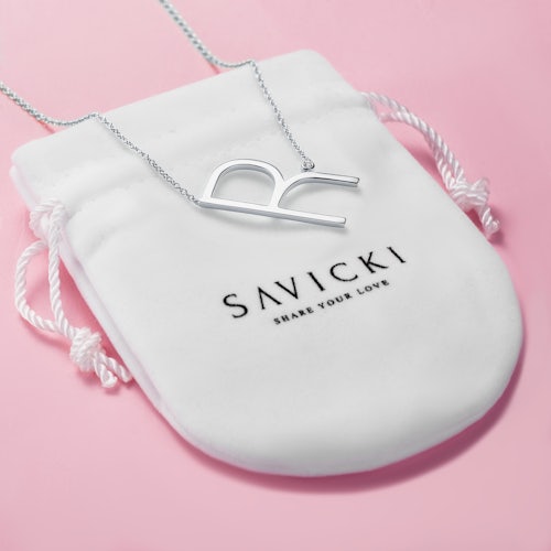 Naszyjnik celebrytka litera R Savicki: srebrny, biały szafir